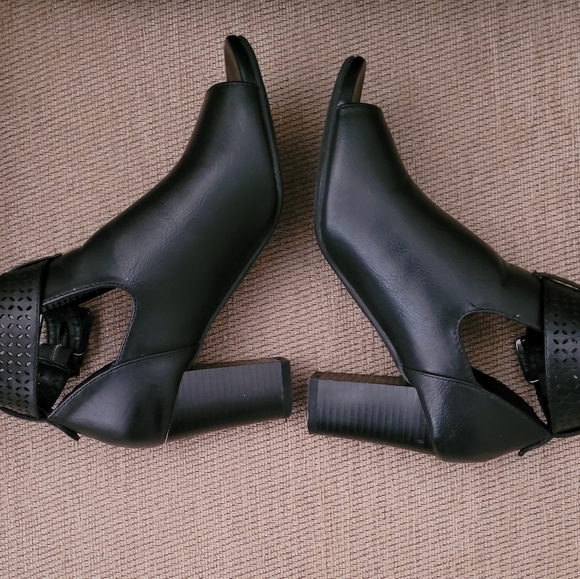 SOLE SENSEABILITY MEMORY FOAM PEEP TOE BOOTIES - Picture 4 of 11